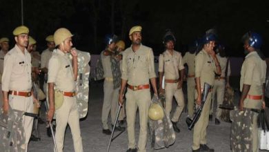 Photo of सिद्धार्थनगर में पुलिस की गोली से महिला की हुई मौत,गांव जाने वाले सभी रास्ते सील ,पूरे क्षेत्र में तनाव