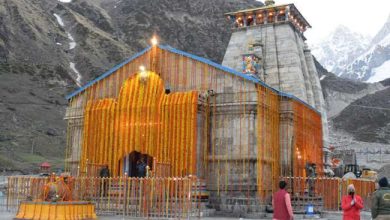 Photo of केदारनाथ मंदिर परिसर में एक यात्री अपने कुत्ते के साथ किया नंदी को स्पर्श, मंदिर समिति के अध्यक्ष ने अपनाया सख्त रूख