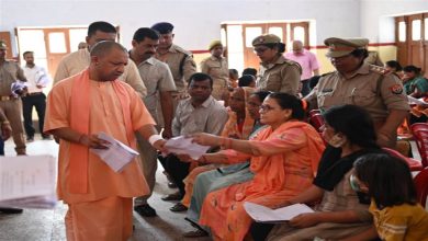 Photo of जनता दर्शन में भारी भीड़ देख सीएम योगी ने अध‍िकार‍ियों पर उठाया सवाल,कहा-  स्‍थानीय स्‍तर पर समस्‍याओं का समाधान नहीं 