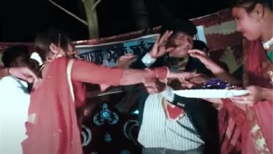 Photo of भड़की दुल्हन ने दूल्हे को जमकर लगाया थप्पड़ ,स्टेज पर ही दोनों के बीच जमकर हुई मारपीट ,वायरल हुई वीडियो