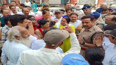 Photo of ऋषिकेश में सड़क दुर्घटना में किशोरी की हुई मौत, चालक के खिलाफ साधारण धाराओं में मुकदमा दर्ज करने पर कोतवाली में मचाया हंगामा 