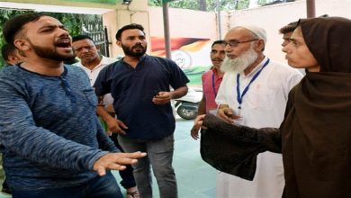 Photo of हल्द्वानी में कांग्रेस की बैठक में पहुंचा निष्कासित कार्यकर्ता, गुस्साएं कार्यकर्ता के समर्थकों ने गालीगलौज कर तोड़ी कुर्सियां