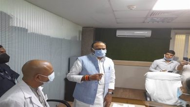 Photo of नोएडा में गजब का भ्रष्टाचार देखकर चौंक गए योगी के मंत्री, एक दिन पहले ही कर्मचारी लगा देते हैं उपस्थिति