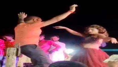 Photo of बार बाला के साथ ठुमके लगाने वाला दारोगा सस्पेंड,वीडियो हुआ वायरल