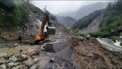 Photo of उत्तराखंड: बारिश के बाद मलबा आने से बदरीनाथ हाईवे बंद, ट्रैफिक हुआ बाधित