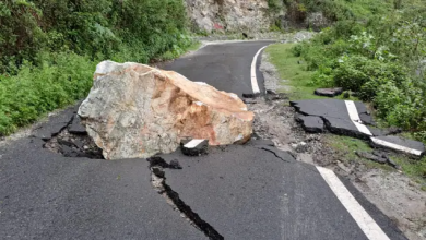 Photo of उत्तराखंड के गोपेश्वर में सड़क पर गिरा बोल्डर, बारिश ने लोगों की बढाई मुश्किलें