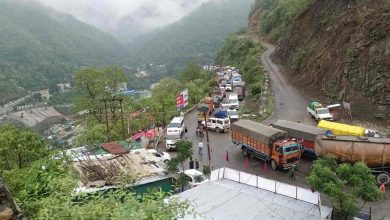 Photo of रुद्रप्रयाग में पहाड़ी से पत्थर गिरने से महिला तीर्थ यात्री की मौत, इतने घायल