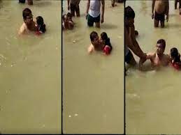 Photo of अयोध्या में राम की पैड़ी पर स्नान करते हुए पत्नी से रोमांस करना युवक को पड़ा भारी, जमकर हुई धुनाई