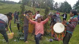 Photo of कोरोना संकट के दो साल बाद दयारा बुग्याल में मक्खन, दूध-मट्ठा से खेलेंगे होली, 16 अगस्त को शुरू होगा अढूंडी उत्सव
