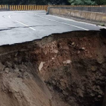 Photo of उत्तराखंड में भारी बारिश बनी मुसीबत, भूस्खलन से बदरीनाथ हाईवे बंद