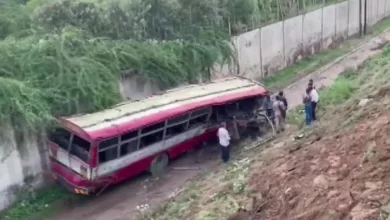 Photo of अलीगढ़ में फ्लाइओवर के नीचे बस गिरने से 1 महिला की मौत और 25 लोग हुए घायल