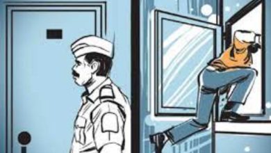 Photo of कार्ड बदल कर एटीएम से रुपये निकालने वाला शातिर आरोपी पुलिस को चकमा देकर हुआ फरार, तैनात पुलिसकर्मी के विरुद्ध लापरवाही का मुकदमा दर्ज  