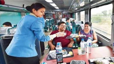 Photo of ट्रेन में सफर करने वाले यात्रियों के लिए खुशखबरी, रेलवे ने हटाया सर्विस चार्ज, चेक करे ये नई रेट लिस्ट