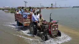 Photo of पाकिस्तान का एक तिहाई हिस्सा बाढ़ में डूबा, हालात बेहद खराब