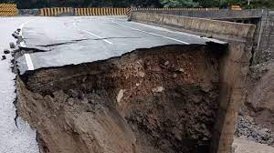 Photo of उत्तराखंड: भारी बारिश के बाद भूस्खलन से नेशनल हाईवे सहित कई सड़कें बंद, जगह-जगह फंसे यात्री..