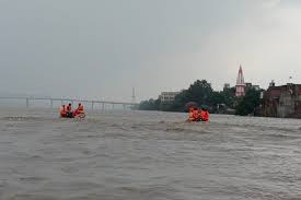 Photo of गंगा नदी का जलस्‍तर लगातार बढ़ते रहने के बीच अब नदी का जलस्‍तर चेतावनी बिंदु के करीब जा पहुंचा