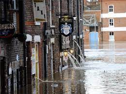 Photo of भारी बारिश और बाढ़ से इंग्लैंड और वेल्स के कई शहर डूब चुके