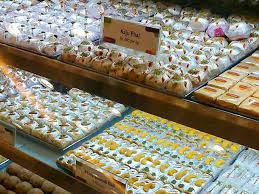 Photo of यहाँ देखे कैसे करे मिठाइयों पर लगे नकली चांदी के वर्क का पहचान