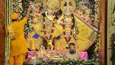 Photo of श्रीकृष्ण जन्मभूमि के मंदिर में श्रद्धालुओं पर उपहार  लुटाये जा रहे