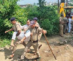 Photo of आबादी क्षेत्र से कहीं अन्यत्र दूर स्थापित करने की मांग,सीबी पर चढ़ीं महिलाएं