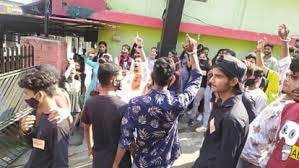 Photo of मेस में नॉनवेज खाने को लेकर चल रहा बवाल ,ABVP  कार्यकर्ताओं ने किया प्रदर्शन