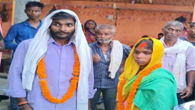 Photo of प्रे‍मी प्रेमिका के पकड़े जाने के बाद दोनों की करा दी शादी जानिए पूरा मामला