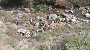 Photo of अनियंत्रित होकर गहरी खाई में जा गिरा वाहन,एक की मौत ड्राईवर जख्मी