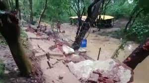 Photo of बारिश के चलते गोमती नगर रेलवे स्टेशन में बन रहे कामर्शियल कांप्लेक्स की बाउंड्री भरभरा कर गिरा