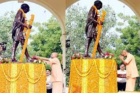 Photo of मुख्यमंत्री योगी ने महात्मा गांधी तथा लाल बहादुर शास्त्री की प्रतिमा पर पुष्प अर्पित किया