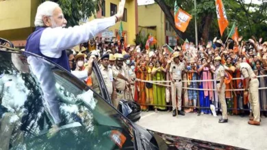 Photo of बेंगलुरु की सड़क पे कार में खड़े हुए पीएम, लगे मोदी-मोदी के नारे… 