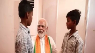 Photo of गुजरात के नेत्रांग पहुंचे PM मोदी ,दो अनाथ आदिवासी भाइयों से की मुलाकात..