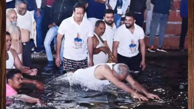 Photo of मुख्‍यमंत्री भूपेश बघेल ने रायपुर के महादेव घाट पहुंचकर खारून नदी में लगाई आस्‍था की डुबकी