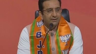 Photo of भाजपा ने कहा कि भारतीय राजनीति के इतिहास में गांधी परिवार सबसे भ्रष्ट है..