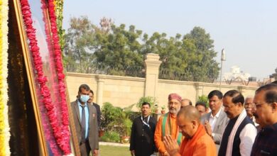 Photo of योगी आद‍ित्‍यनाथ  ने लोकभवन स्थित प्रतिमा पर की पुष्पांजलि अर्प‍ित की..