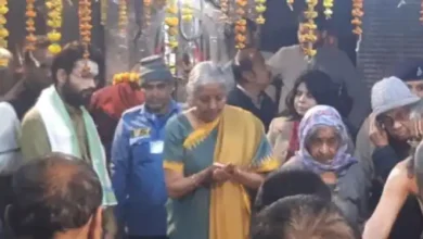 Photo of गया पहुंची केंद्रीय वित्त मंत्री निर्मला सीतारमण ने पूर्वजों का पिंडदान करने के साथ ही विष्णुपद मंदिर में की पूजा अर्चना