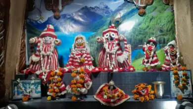 Photo of बिहार में बर्फीली हवाओं के चलते भगवान को भी लगी ठंड, सर्दी से बचाने के लिए पहनाए गए गर्म कपड़े