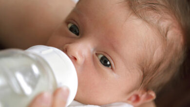 Photo of जानें शिशु को कौन सा दूध कितनी बार पिलाना चाहिए?  