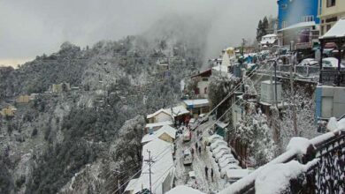 Photo of मसूरी में बर्फबारी देखने जा रहे युवक का कार अनियंत्रित होकर सड़क से नीचे गहरी खाई में जा गिरी..