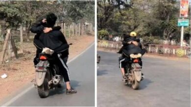 Photo of चलती बाइक पर रोमांस करते हुए नजर आ रहे हैं कपल को पुलिस ने कर लिया गिरफ्तार..