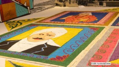 Photo of सिंगापुर में एक भारतीय मां और बेटी की टीम ने 26,000 आइसक्रीम स्टिक्स का इस्तेमाल कर रंगोली बनाई..