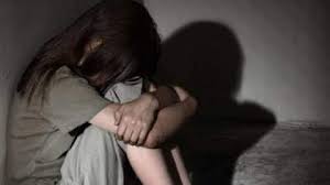 Photo of पत्‍नी की हत्‍या के बाद जेल में बंद पति बाहर आया तो उसने अपनी बेटी को भी जान से मारने की दी धमकी..