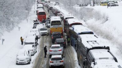 Photo of बर्फीले सड़क पर 50 वाहन आपस में टकरा ये , इसमें एक व्यक्ति की मौत और दर्जनों लोग हुए घायल..
