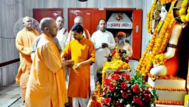 Photo of योगी आदित्यनाथ ने लोककल्याण की कामना के साथ गोरखनाथ मंदिर में विधि-विधान से किया रुद्राभिषेक..