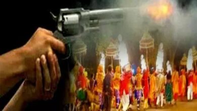 Photo of बरात चढ़त के दौरान हर्ष फायरिंग में चार बैंडकर्मियों के गोली लग गई जिसमे घायलों को आगरा रेफर किया गया.