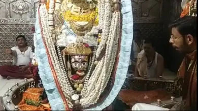 Photo of  उज्जैन में लोग बड़ी संख्या में माथा टेकते देखे गए ,  महाकालेश्वर मंदिर में हुई भस्म आरती..