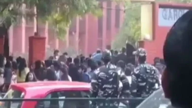 Photo of कॉलेज में फेस्ट के दौरान छेड़छाड़ की घटना के खिलाफ प्रदर्शन कर रही छात्राएं..