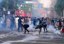 Photo of पुलिस और कार्यकर्ताओं के बीच झड़प में पूर्व पीएम इमरान खान के कई समर्थक घायल हो गए हैं..