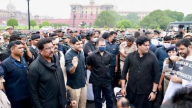 Photo of कांग्रेस के विधायक विरोध जताने के लिए काली शर्ट पहनकर विधानसभा पहुंचे और केंद्र सरकार के खिलाफ नारे लगाए..