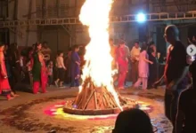 Photo of छोटी होली और होलिका में अपने दोस्तों और रिश्कोतेदारों को होलिका दहन की यह खास शुभकामना संदेश जरूर भेजें..