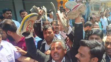 Photo of उमेश पाल की हत्या से दुखी अधिवक्ता ने Atiq Ahmed  को  जूतों की माला पहनाने पहुंचा..